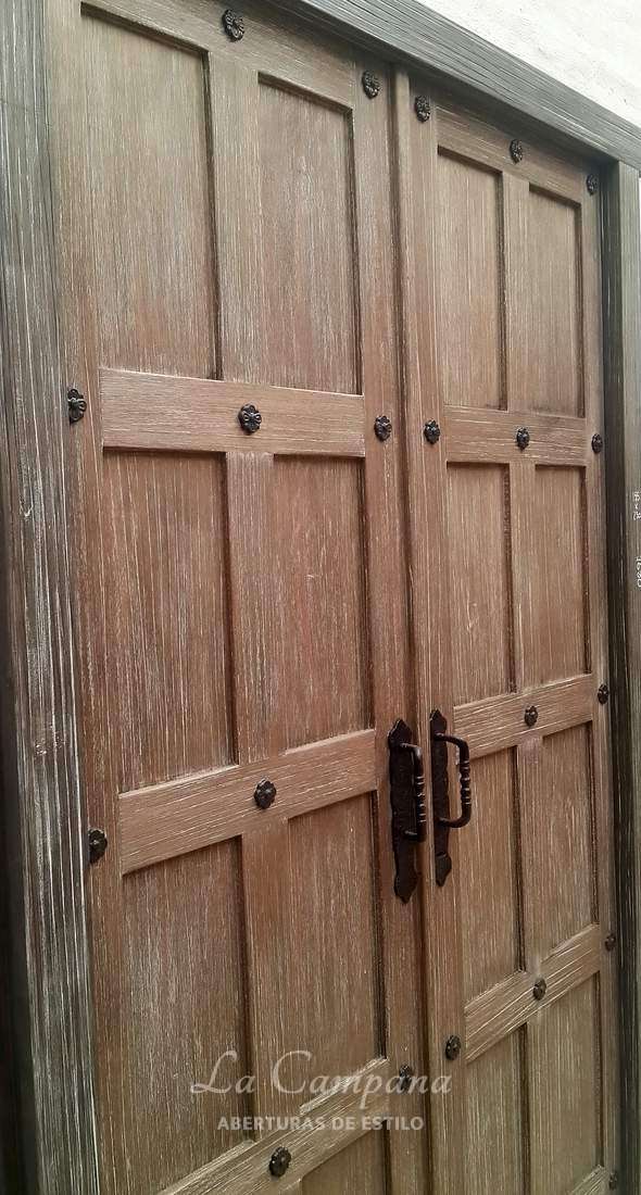 Puerta doble con detalles en hierro